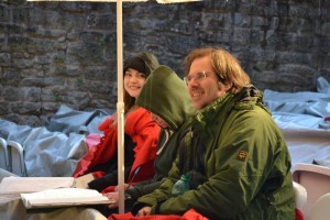 Trotz Regen gut gelaunt: Regisseur Oliver Zimmmer mit Assistentin Eva-Maria Reichert und Hospitantin.
