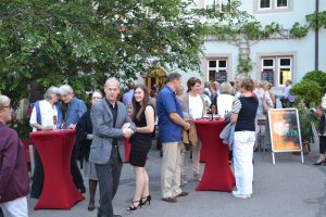 Premierengäste am Klosterhof, Foto: Karar