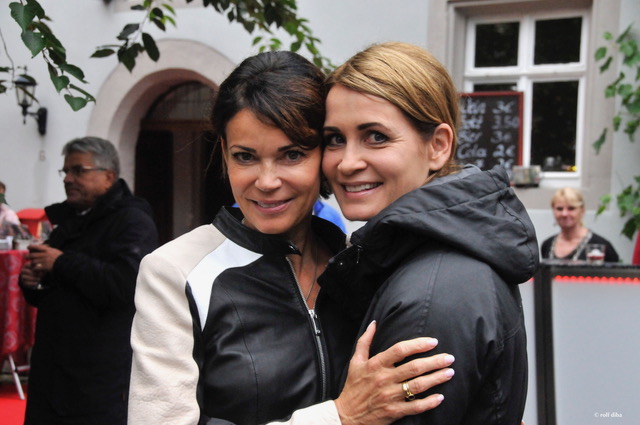 Die erfolgreiche Regisseurin Gerit Kling (links) mit ihrer Schwester Anja Kling (rechts) bei der Premierenfeier am Toppler Theater. Foto © DIETER BALB